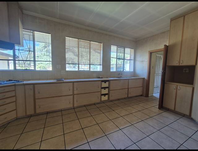 4 BEDROOM HOUSE FOR SALE IN VANDERBIJLPARK CW 5